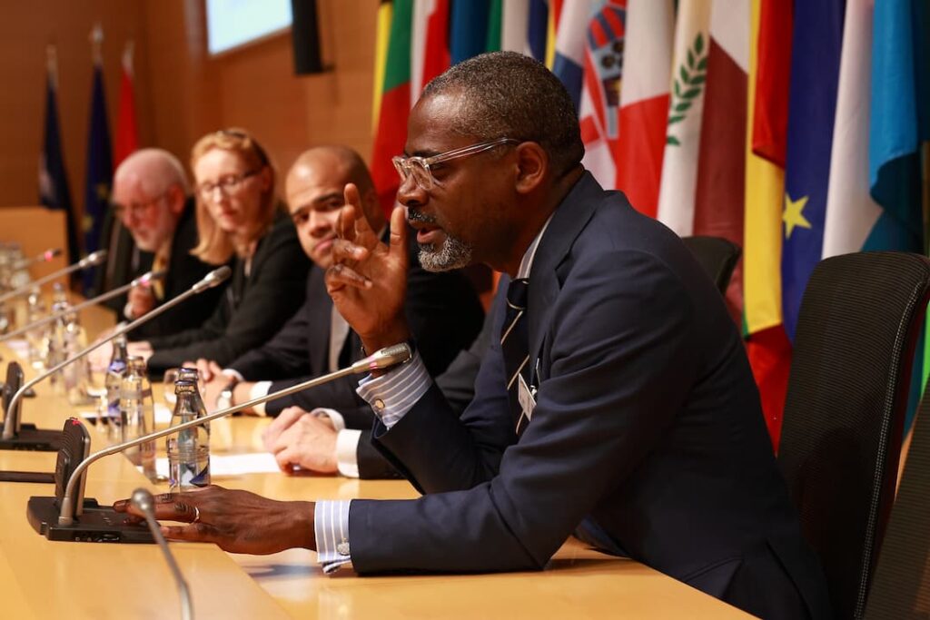 Speaker Adressing An Assemblee